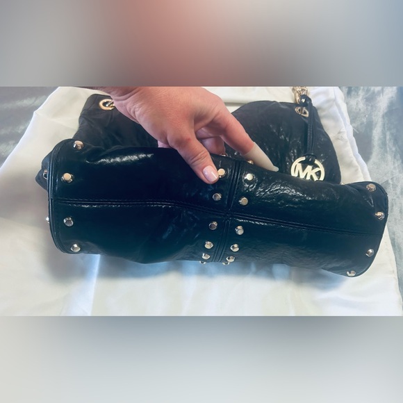 Michael Kors, large purse/bag.beautiful, black leather gold hardware - Picture 5 of 8